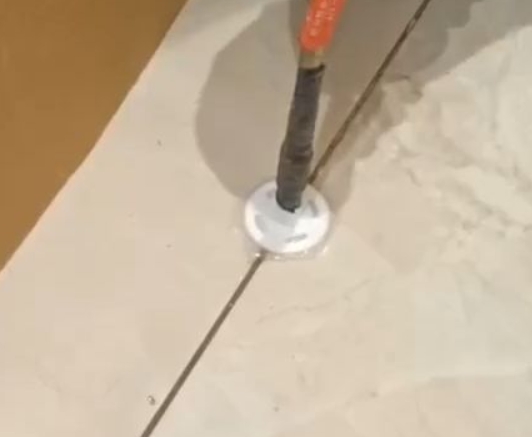 阳高瓷砖空鼓维修公司专业解答瓷砖在铺贴过程中，如果没有涂抹均匀到位的粘结材料（如水泥砂浆或瓷砖胶），可能会导致以下问题