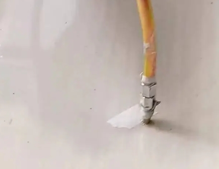 阳高瓷砖空鼓维修公司专业解答在瓷砖铺贴过程中，如果使用的砂料过粗（如全部使用了粗砂），可能会导致以下问题