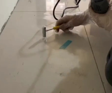 阳高瓷砖开裂维修公司专业分享瓷砖在铺贴前如果没有沥干水分，将会导致以下问题
